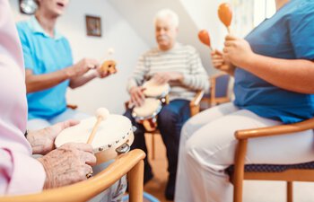 Begegnungs- und Aktivierungsgruppe für Seniorinnen und Senioren im Alten- und Service-Zentrum Perlach | © adobestock_kzenon_291717970
